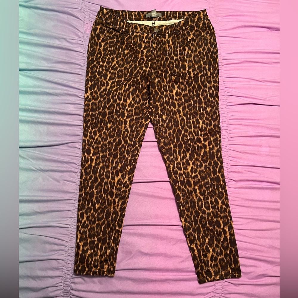 Beautiful Lisa Rinna Leopard Print Jeans